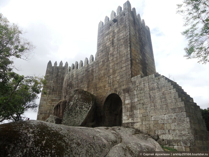 Средневековый королевский  замок в Гимарайнше на севере Португалии