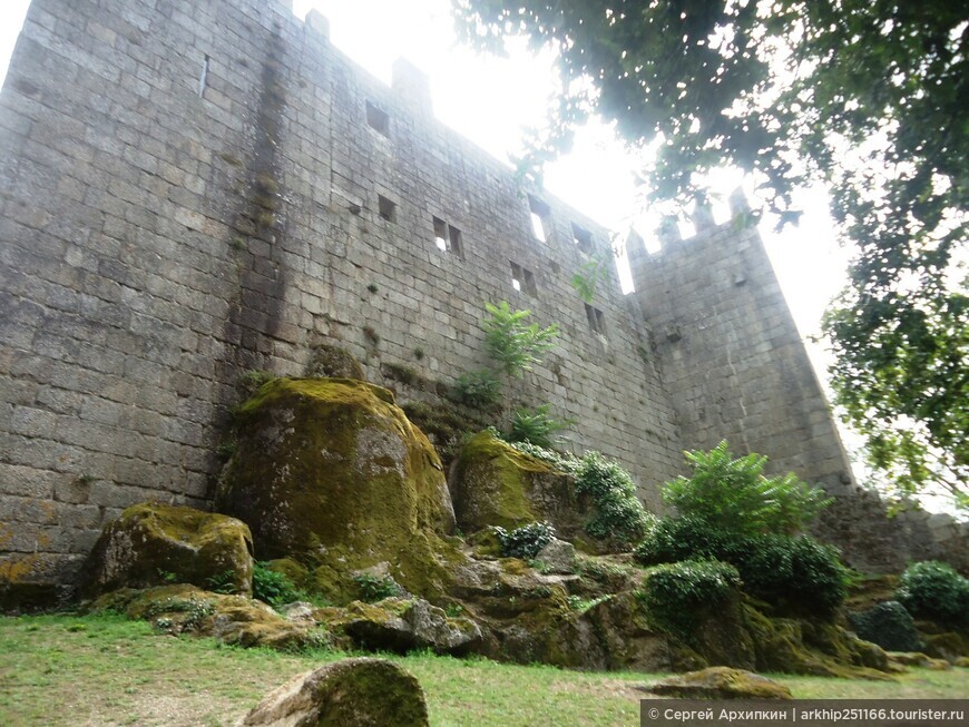 Средневековый королевский  замок в Гимарайнше на севере Португалии