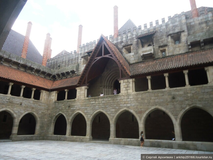 Средневековый дворец герцогов Браганса в Гимарайнше на севере Португалии