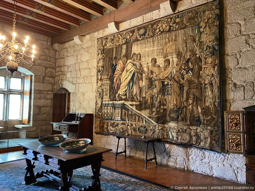 Средневековый дворец герцогов Браганса в Гимарайнше на севере Португалии