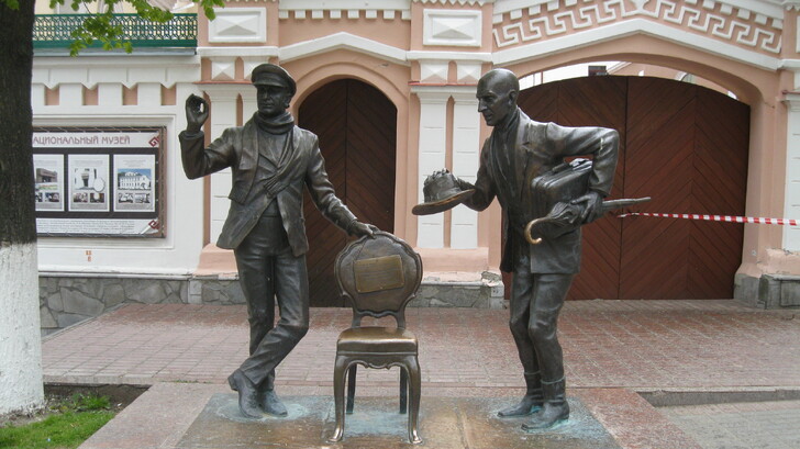 Скульптура «Остап Бендер и Киса Воробьянинов» 