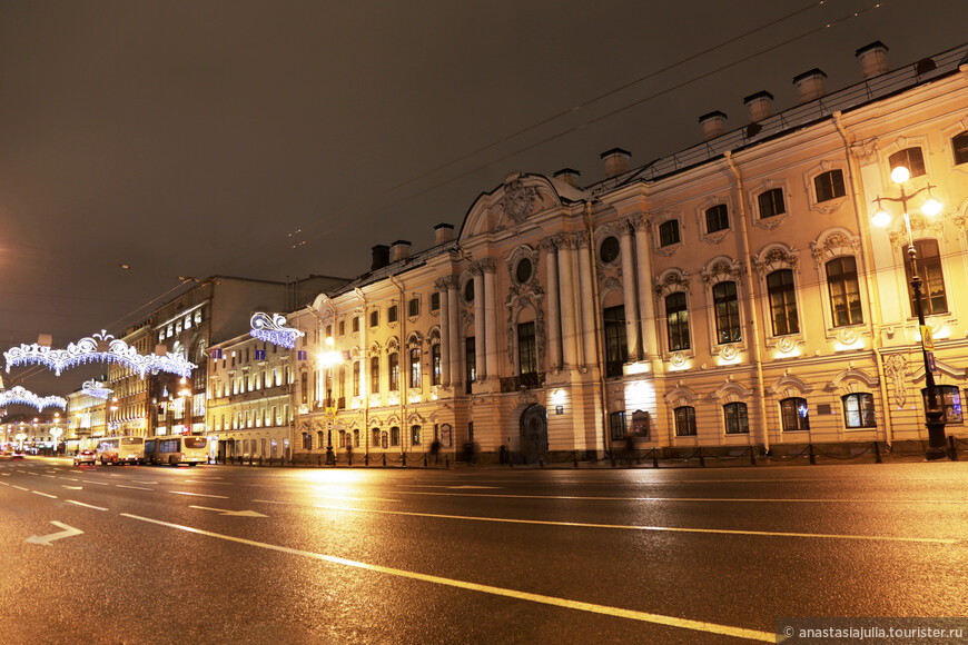 Жемчужина Невского проспекта — изящный Строгановский дворец