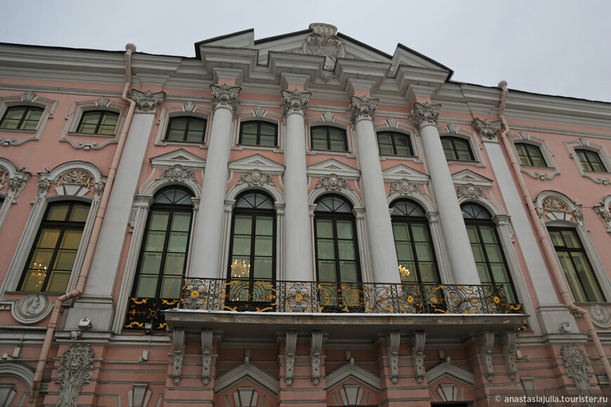 Жемчужина Невского проспекта — изящный Строгановский дворец