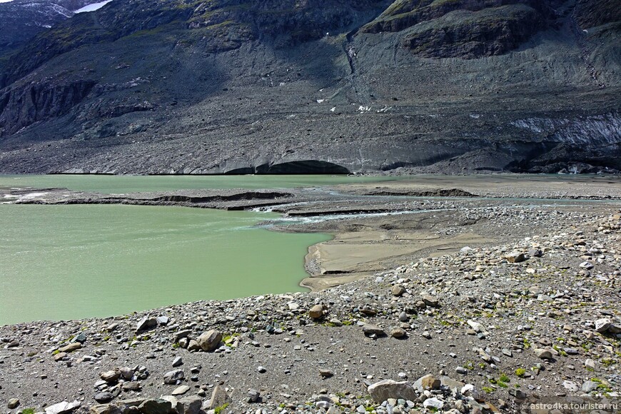 Подошли к концу большого озера, куда впадает речка с малого озера, проложив себе путь через ледник.