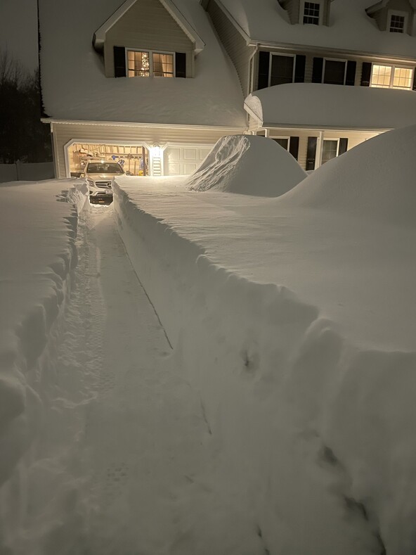 Снежный шторм Гейл: за ночь город засыпало рекордным слоем снега