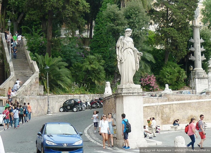 Пьяцца дель Пополо — самая известная и большая площадь Рима
