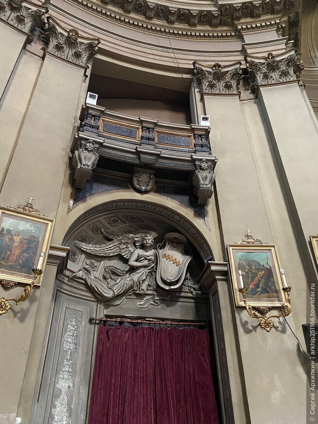 Церковь Мария деи Мираколи на главной площади Рима- на пьяцца дель Пополо.