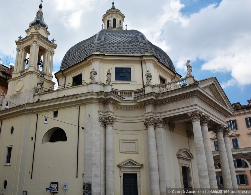 Церковь Мария деи Мираколи на главной площади Рима- на пьяцца дель Пополо.