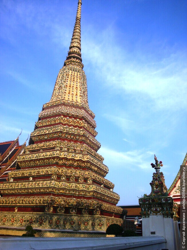 Храм Лежащего Будды в историческом центре Бангкока