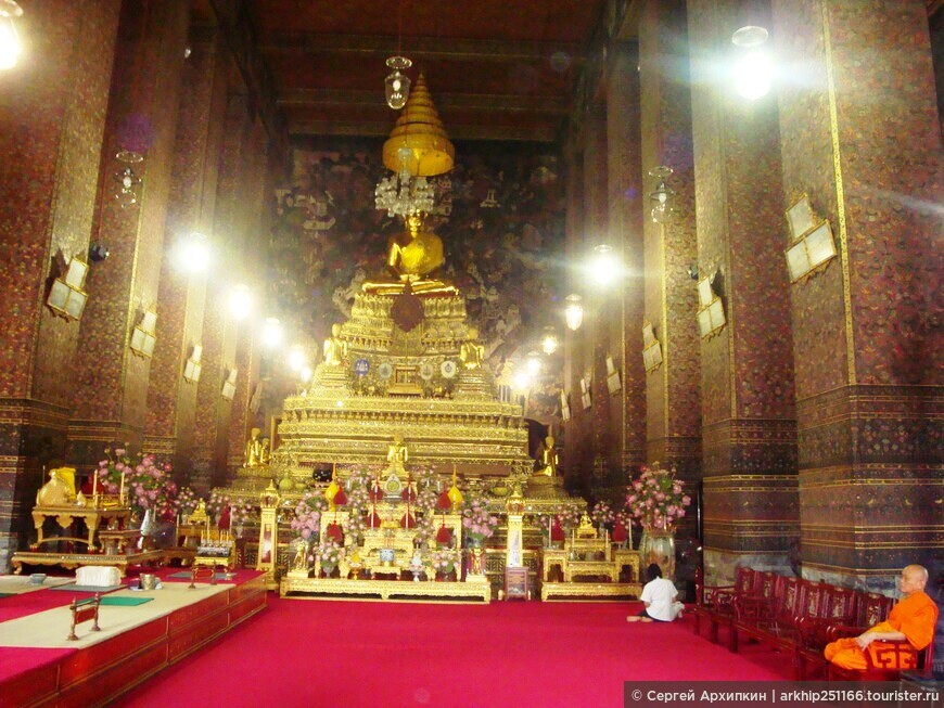 Храм Лежащего Будды в историческом центре Бангкока