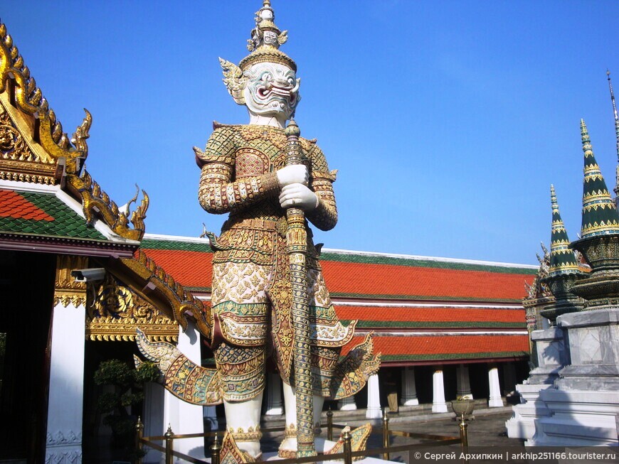 Храм Изумрудного Будды в центре Бангкока — главная святыня Таиланда