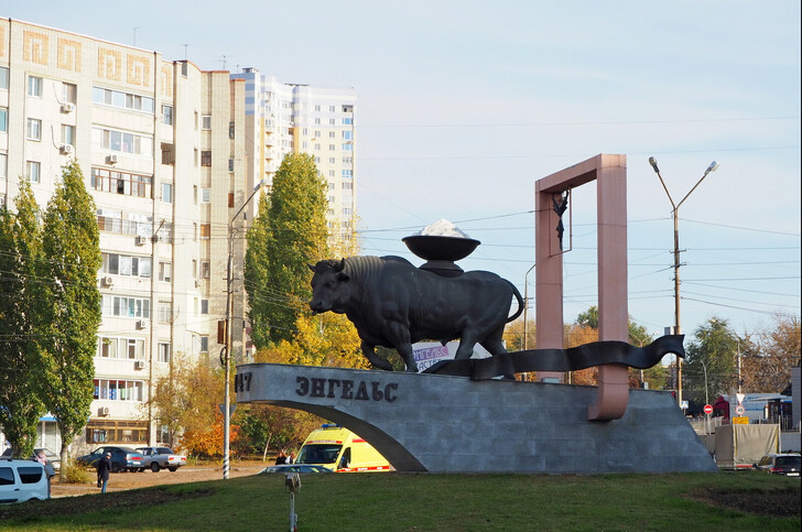 Памятник «Быку-солевозу» - символ города Энгельс