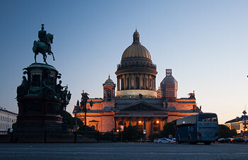 Роспотребнадзор призывает туристов не посещать Петербург