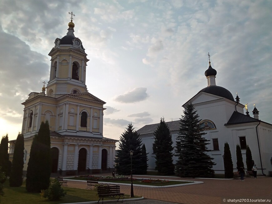Надвратная церковь-колокольня Трех Святителей и Покровский храм