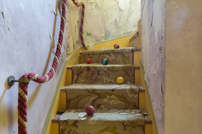 Дом для Пеннивайза: фотограф сделал снимки странного коттеджа в стиле цирка-шапито