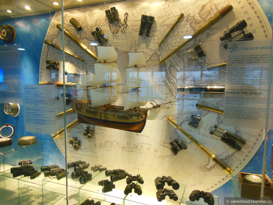 Подзорные трубы, бинокли. Судомодель: барк ИНДЕВОР. Оригинал корабля был построен в 1764 году. Им командовал в своей первой экспедиции путешественник-мореплаватель Джеймс Кук. Индевор был первым судном, с которого точно смогли определить долготу.
