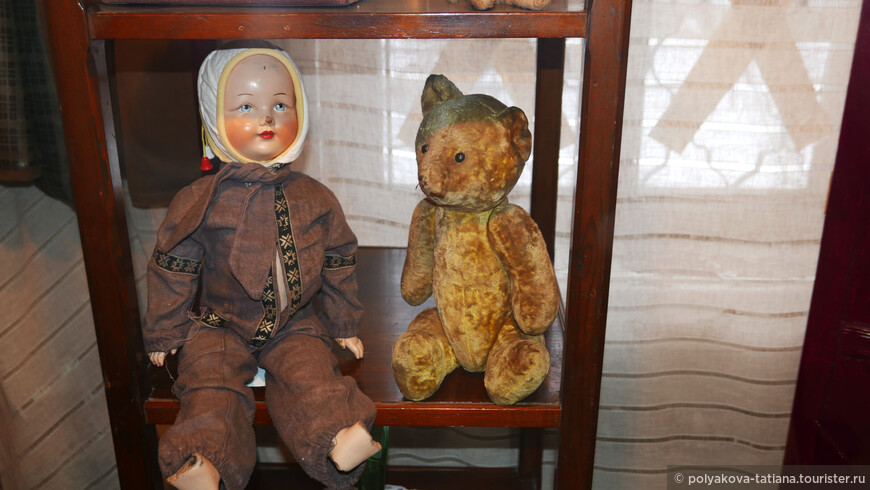 Кукла набитая опилками, около 1920 года и плюшевый мишка.