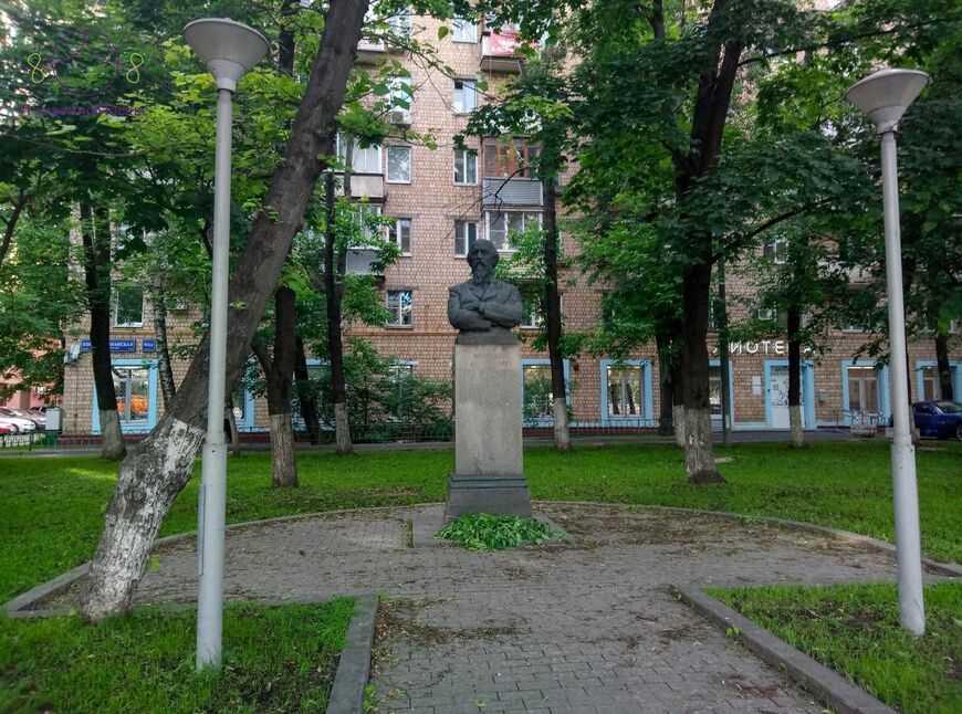 Памятник Н. А. Некрасову