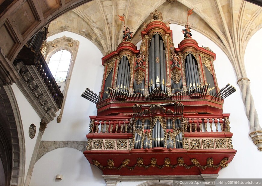 Средневековый монастырь Святого Креста в Коимбре в центральной Португалии