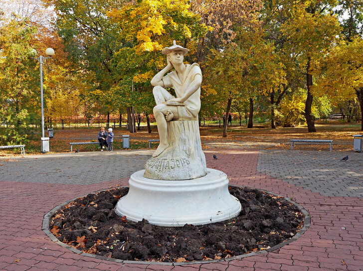 «Фантазер» - памятник  детскому писателю Льву Кассилю
