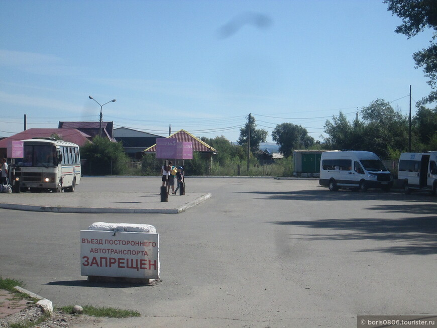 Цивильный автовокзал для малого города, но в стороне от центра