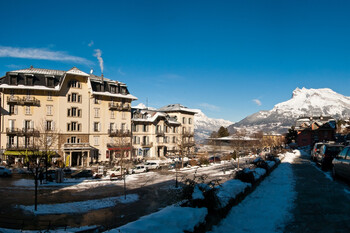 В Швейцарии сотни британских туристов сбежали из карантина на лыжном курорте 