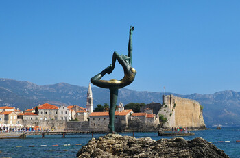 Шторм в Черногории унес в море символ Будвы — скульптуру балерины