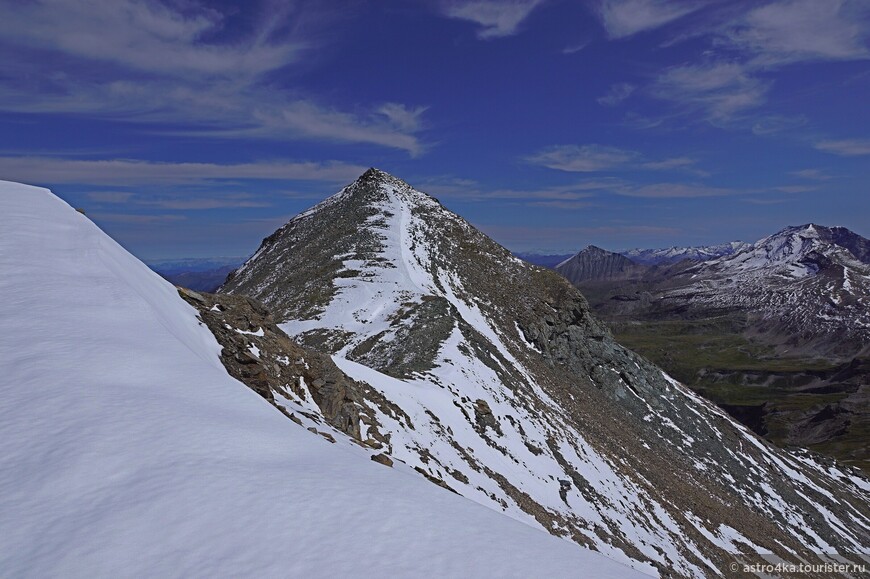 Видна вершина Бренкогель, подъём на который по снегу местами выше колен.
