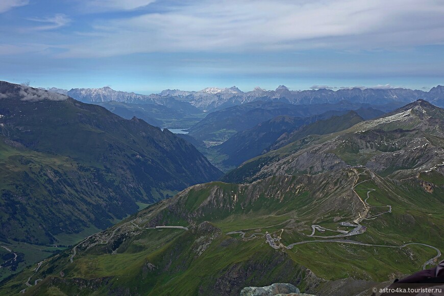 Серпантин Альпийской дороги и панорамная Эдельвейс на высоте 2557 м., мы же на высоте 3018 м.