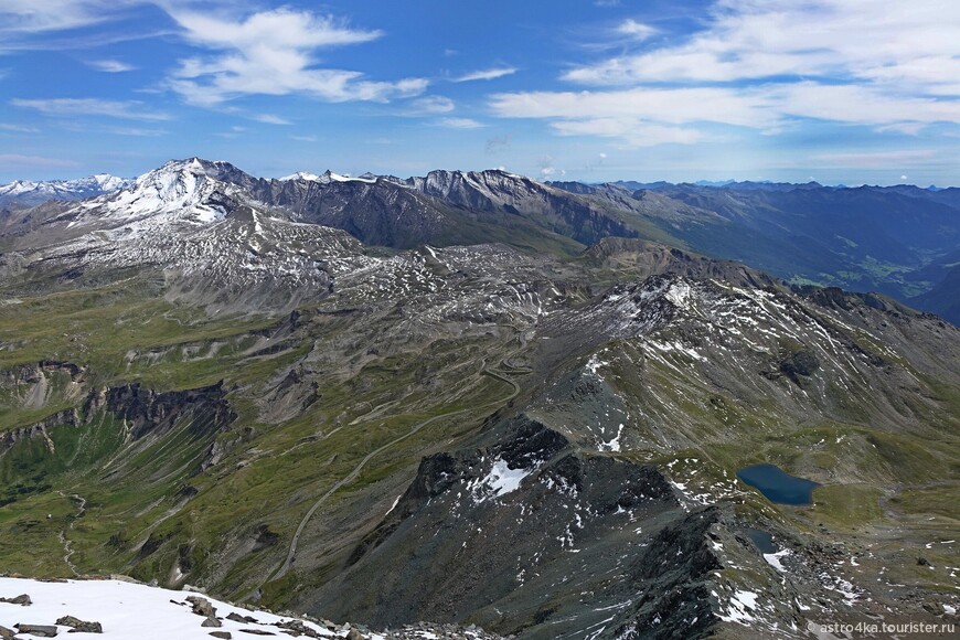 Hochtor (2504 м.) виден тёмной точкой в центре, откуда начали маршрут. Разница в высоте всего 520 метров.