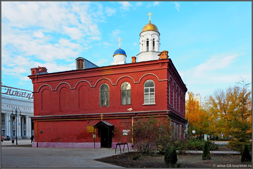 Как написано на табличке: Здание церковно-приходской школы Митрофаньевской церкви, 1864. Эта часть церкви - объект культурного наследия.