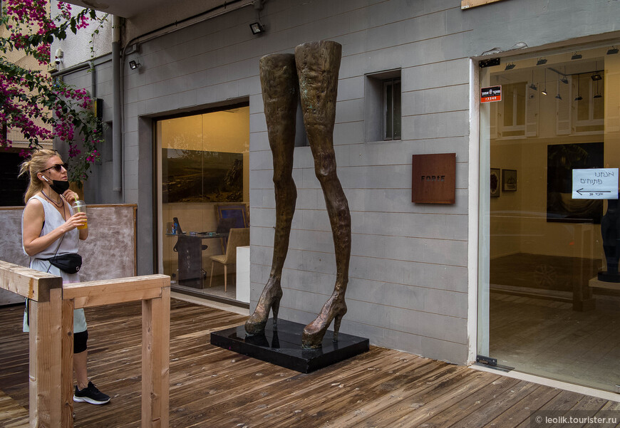 Арт-галерея, а  Скульптура называется Ноги Волочковой. Шутка!