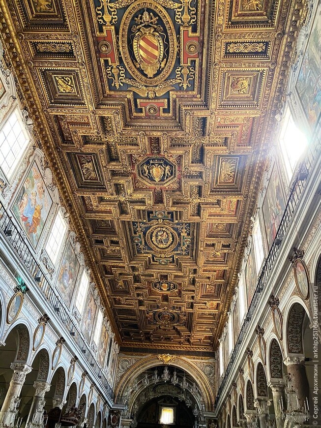 Средневековая Базилика Санта Мария ин Арачели на Капитолийском холме в Риме