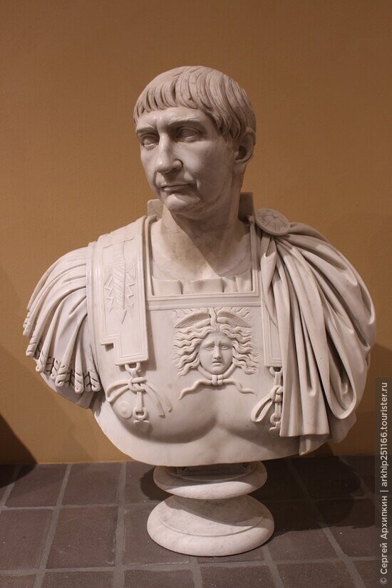 Колонна древнеримского императора Траяна ( 2 век) в Риме