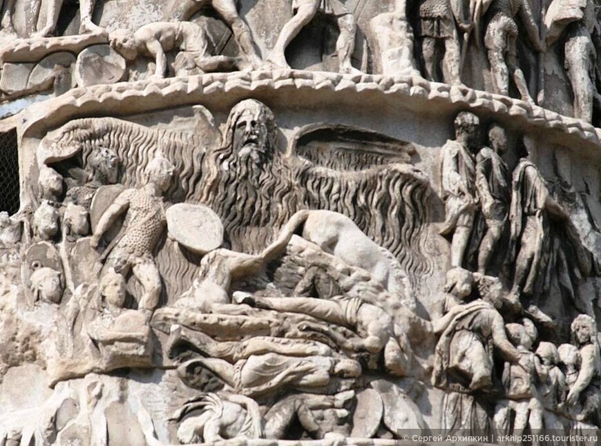Колонна древнеримского императора Марка Аврелия ( 2 век) в Риме