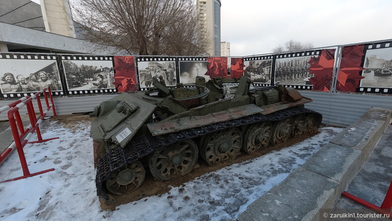 Танк с оторванной башней в Волгограде
