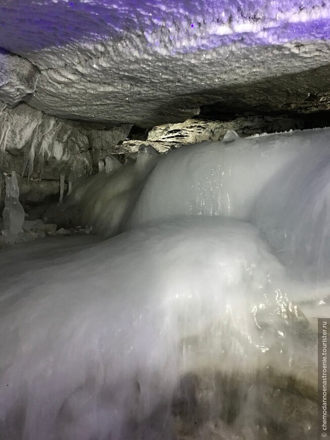 Ледяные накаты в кунгурской пещере