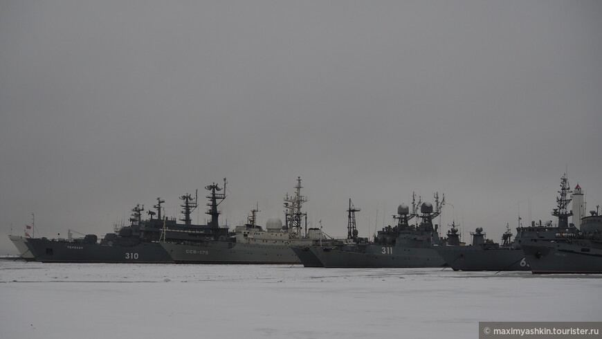 Военные корабли в Средней гавани