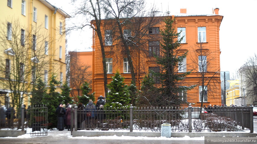 Паломники у памятника Иоанну Кронштадтскому