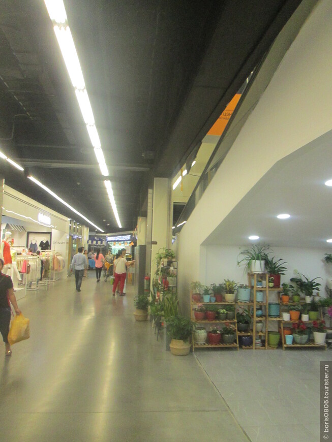 Торговый центр с большим ассортиментом товаров, в том числе и нашенских