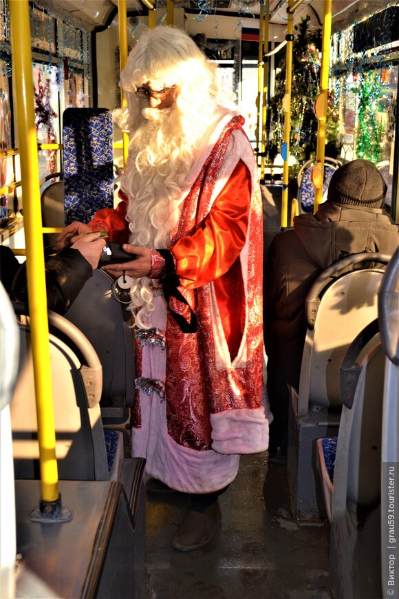 Снегурочка трудится за рулём новогоднего троллейбуса, а Дед Мороз работает кондуктором