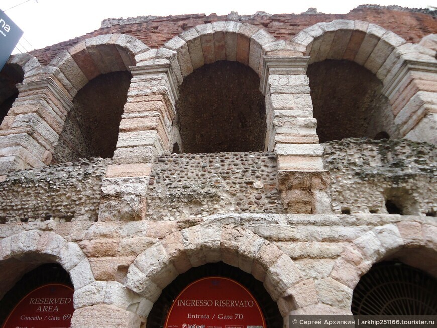 Древнеримский амфитеатр в Вероне, почти как Колизей