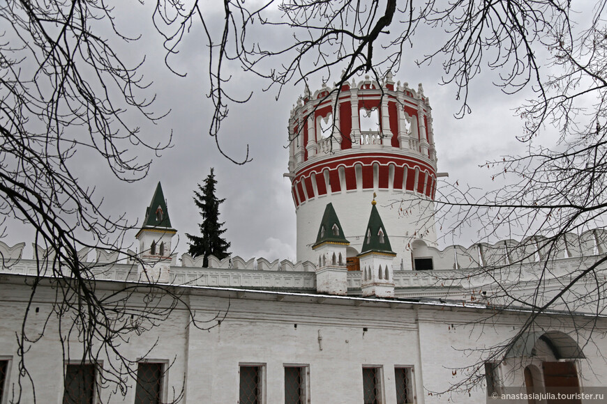 Кофе с видом на средневековье: Новодевичий монастырь в Москве 