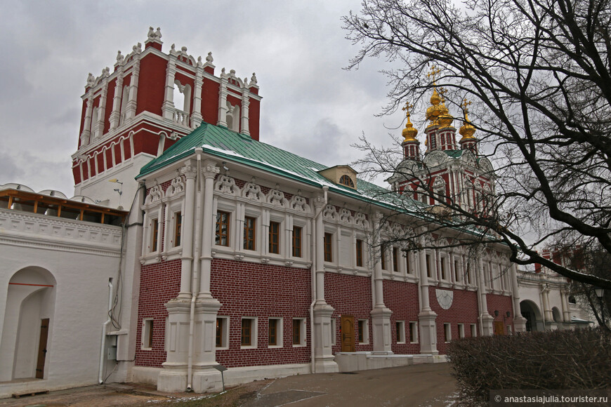 Кофе с видом на средневековье: Новодевичий монастырь в Москве 