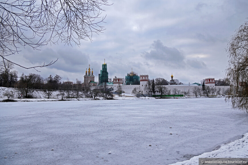 Кофе с видом на средневековье: Новодевичий монастырь в Москве 