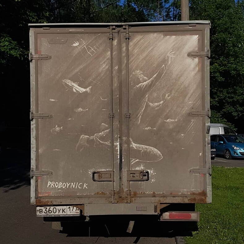 «Грязные» шедевры: московский художник делает гигантские рисунки на бортах грузовиков