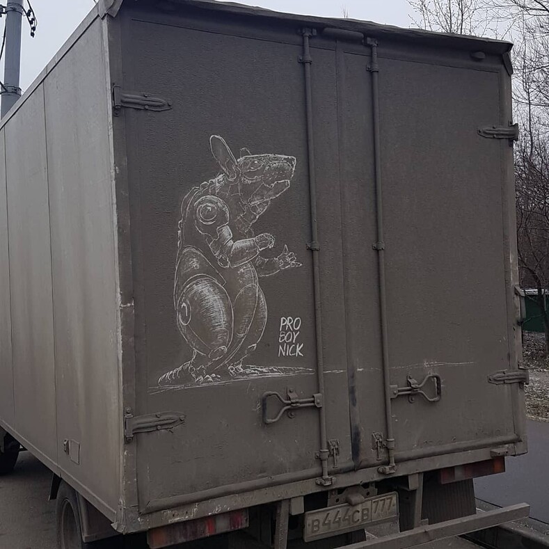 «Грязные» шедевры: московский художник делает гигантские рисунки на бортах грузовиков
