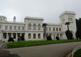 В 1911 году по проекту ялтинского архитектора Николая Петровича Краснова для императора Николая II был построен новый Белый дворец.