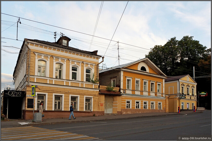 Слева - главный дом усадьбы Н.П. Вагина (1860 г.), справа - главный дом и флигель городской усадьбы середины XIX века.