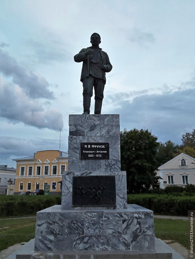 Памятник М.В. Фрунзе установлен в 1927 году, скульптор М.Я.Харламов